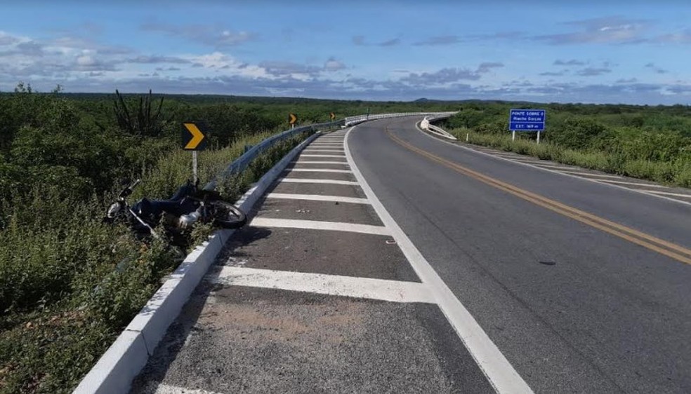 Motorista perde o controle de motocicleta e se envolve em acidente em Santa Maria da Boa Vista  — Foto: Reprodução/ Redes Sociais 