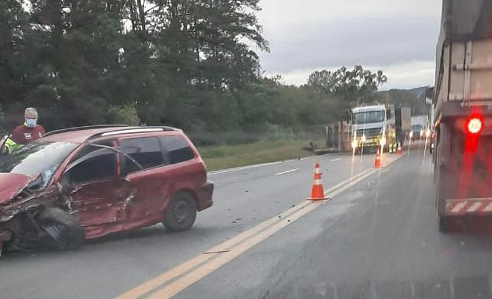 Carreta carregada com toras de madeira bate em carro e tomba em rodovia de Itapeva — Foto: Arquivo pessoal