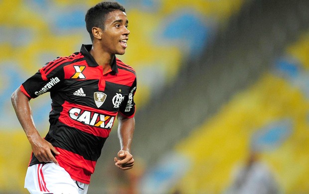 Roger Flores destaca mão de Luxa em vitória do Flamengo no Maracanã