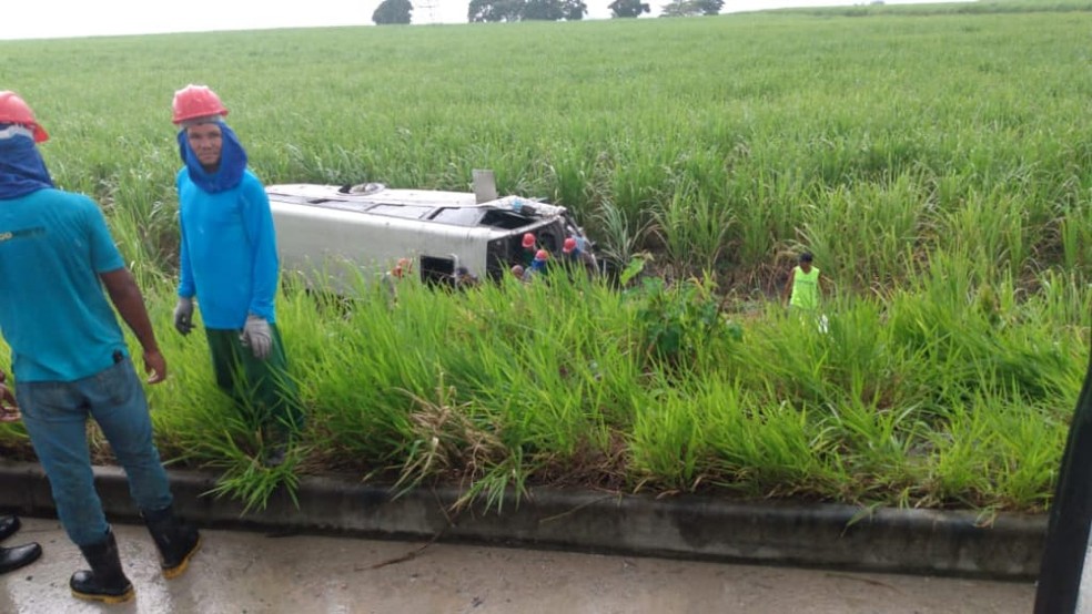 Capotamento de van atraiu a atenção de curiosos em Messias, Alagoas — Foto: Valdeir Bezerra/ Arquivo Pessoal