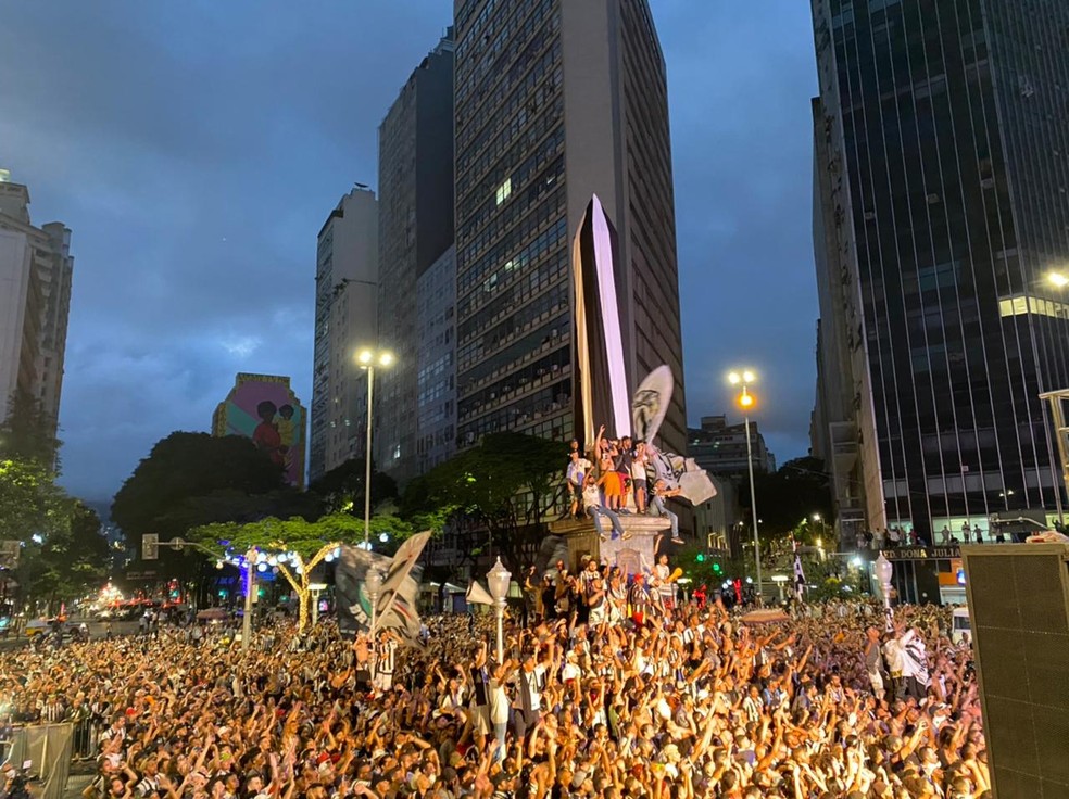 Festa do Atlético-MG chega aos primeiros raios solares de sexta em BH — Foto: Guilherme Macedo 