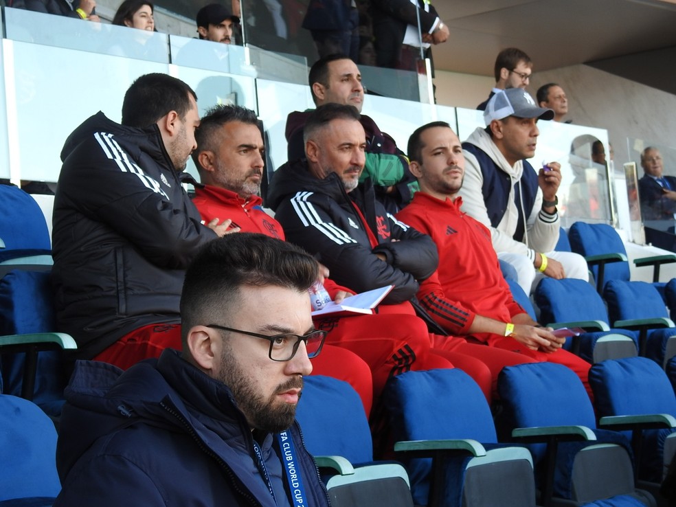 V&iacute;tor Pereira e comiss&atilde;o t&eacute;cnica do Flamengo no est&aacute;dio Prince Moulay Abdellah &mdash; Foto: Fred Gomes