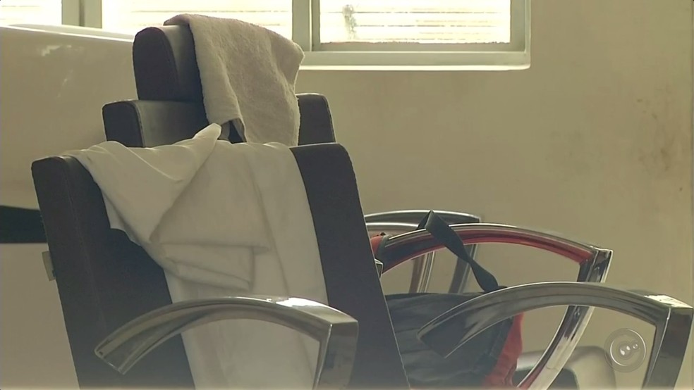 Cabeleireira foi baleada dentro do salão em Marília (Foto: Reprodução/TV TEM)