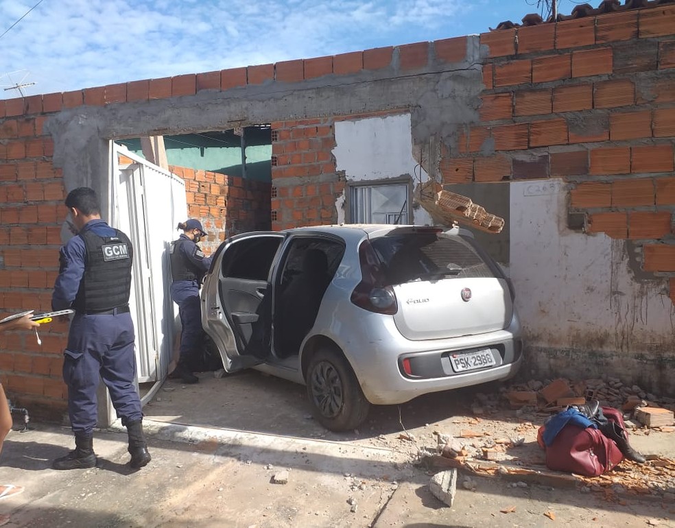 Mulher abandona carro após destruir muro de casa na Zona Sul de Teresina — Foto: Guarda Civil Municipal