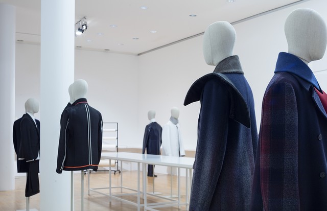 A men's and women's installation at "Jil Sander. Present Tense" in Frankfurt (Foto: MUSEUM ANGEWANDTE KUNST)