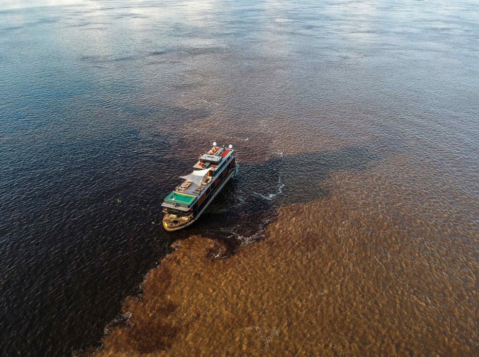 Barco-hotel proporciona imersão pela floresta e pelas águas do Amazonas. — Foto: Divulgação/Amazonastur