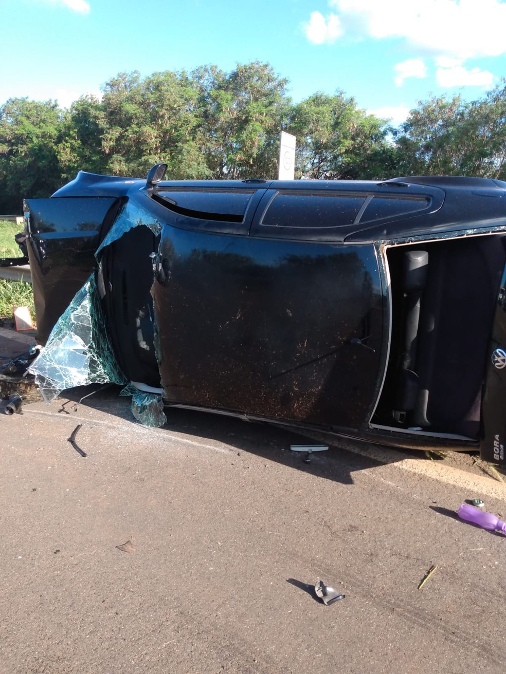 Carro onde assessora da Prefeitura de Cosmópolis estava ficou destruído — Foto: Guarda Municipal