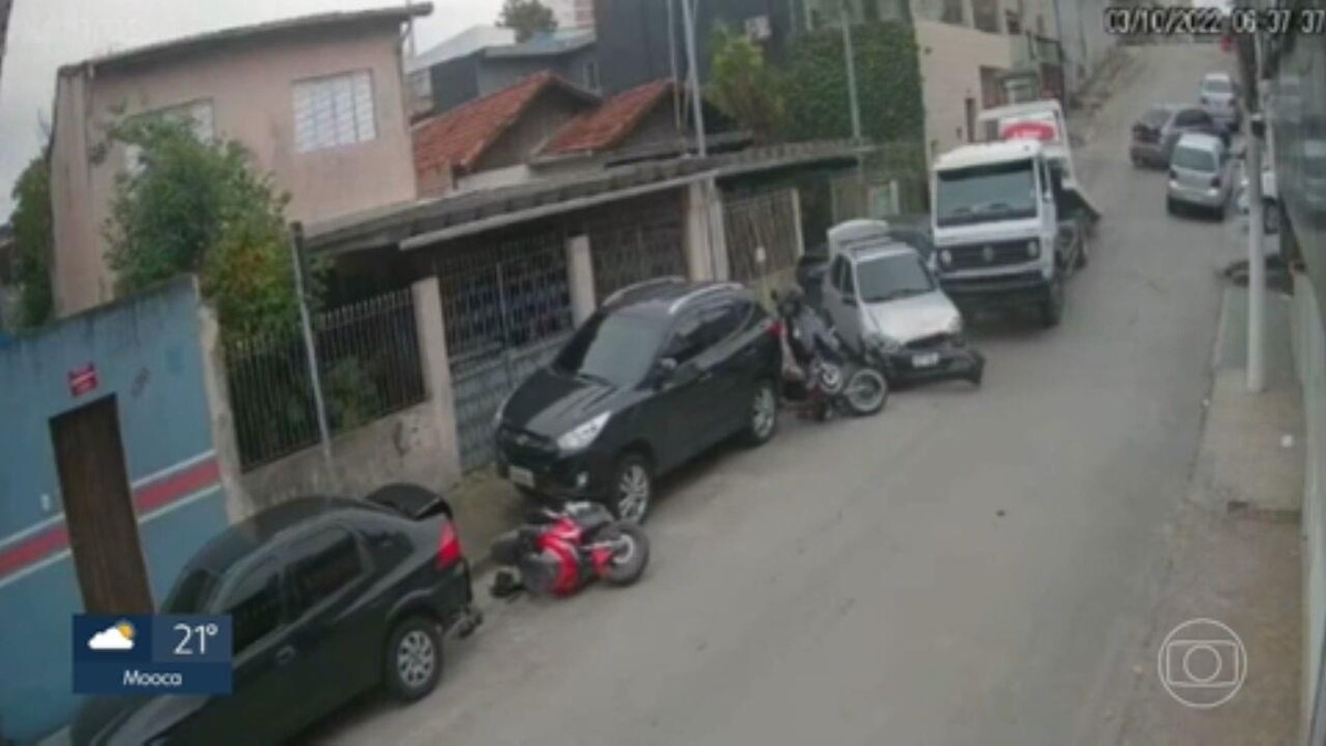 VÍDEO: Caminhão desgovernado bate em ao menos oito veículos na Zona Sul de SP