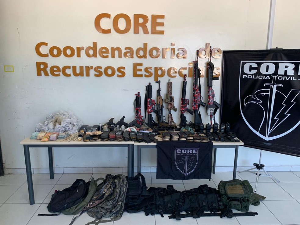 Core apresenta fuzis apreendidos na MarÃ© â Foto: DivulgaÃ§Ã£o