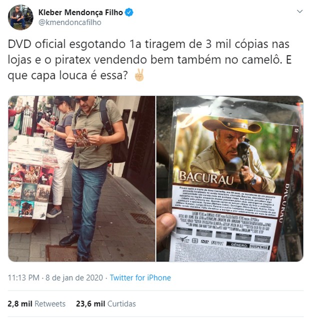 Kléber Mendonça Filho, diretor de Bacurau, posa com DVD pirata do filme (Foto: Reprodução)