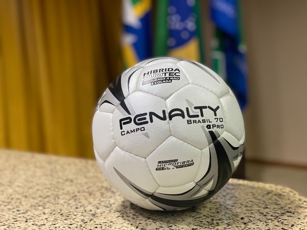 Esta é a bola da segunda divisão do Campeonato Potiguar — Foto: Iuri Seabra/FNF