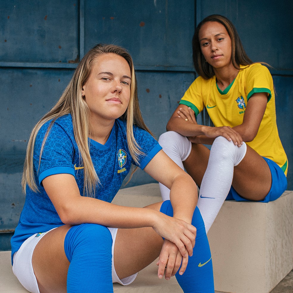 Andressinha e Adriana posam com nova camisa — Foto: Divulgação Nike