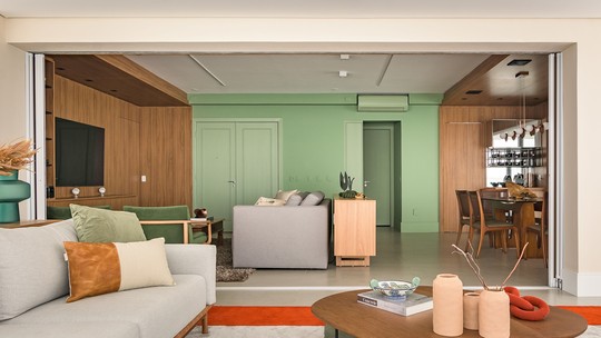 Apartamento de 300 m² com decoração colorida e marcenaria sob medida