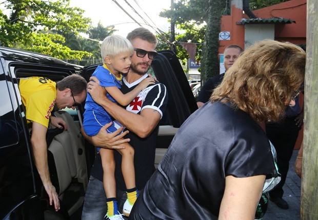 Rodriho Hilbert chega com o filho (Foto: Marcello Sá Barretto/AgNews)