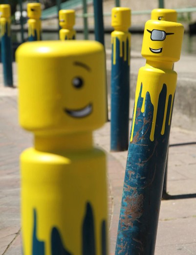 Artista pinta LEGOs irritados nas ruas da França (Foto: Divulgação)