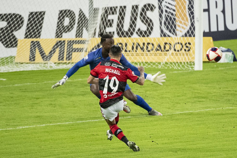 Michael finaliza para marcar seu segundo gol no Carioca — Foto: Alexandre Vidal / CRF
