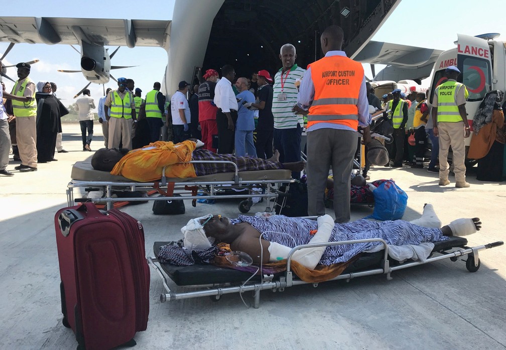 Pessoas feridas em explosões no sábado (14) aguardam para embarcar em um avião militar turco no aeroporto internacional Aden Abdulle em Mogadishu, na Somália (Foto: Feisal Omar/Reuters)