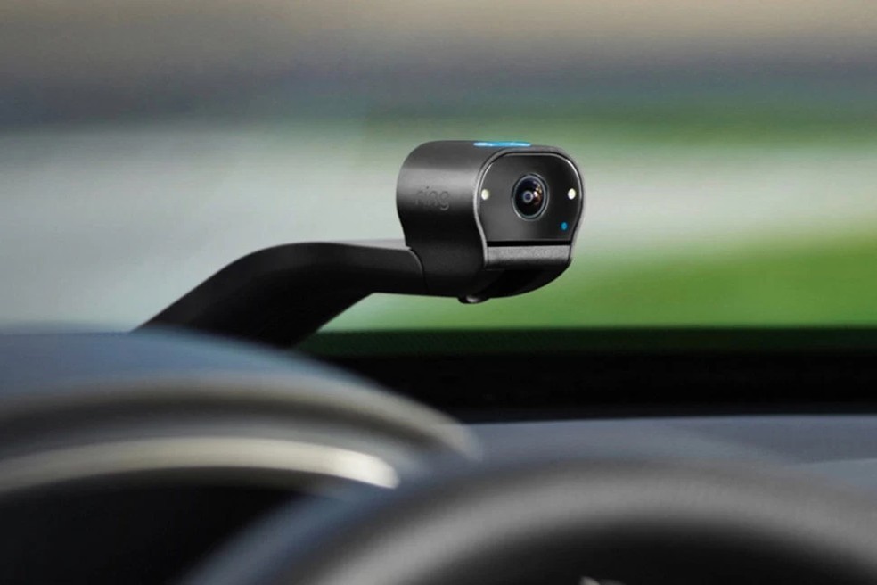 A Ring Car Cam, da Amazon, pode ser ativada por wi-fi, o que permite filmar um carro que foi roubado — Foto: Amazon