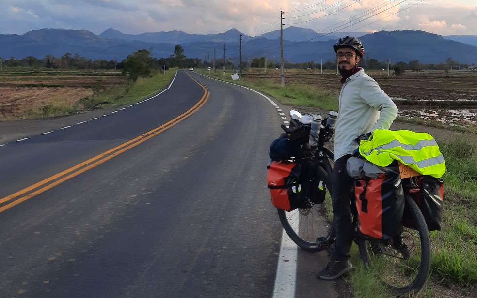 Brunno Magalhães, de 29 anos, viaja pelo país para produzir conteúdo sobre biomas e culturas para escolas — Foto: Brunno Magalhães/Arquivo pessoal