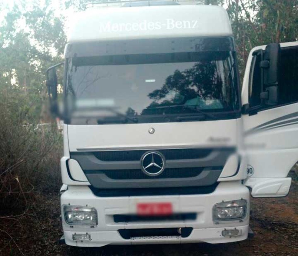 CaminhÃ£o roubado na BR-101, na Bahia (Foto: DivulgaÃ§Ã£o/PolÃ­cia Civil)