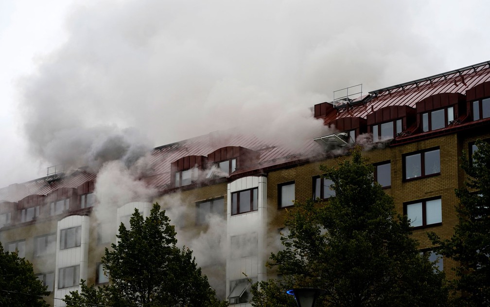 Fumaça é vista saindo de prédio após explosão em apartamento em Annedal, no centro de Gotemburgo, na Suécia, na madrugada de terça-feira (28) — Foto: Bjorn Larsson Rosvall/TT via AP