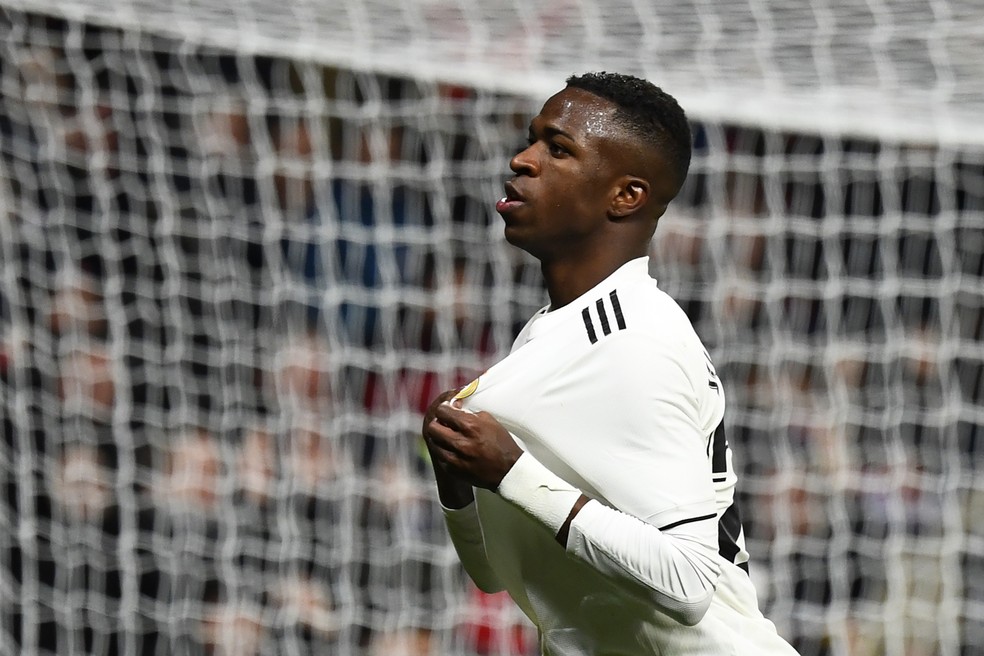 Vinicius Jr comemorando gol contra o Alavés — Foto: GABRIEL BOUYS / AFP