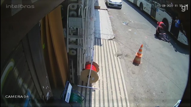 Homem empurra irmão na frente de ônibus em movimento no DF