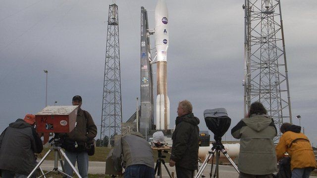 Em 2006, o foguete Atlas 5 partiu de Cabo Canaveral, na Flórida, carregando a sonda New Horizons em direção a Plutão (Foto: BRUCE WEAVER/GETTY IMAGES via BBC News Brasil )