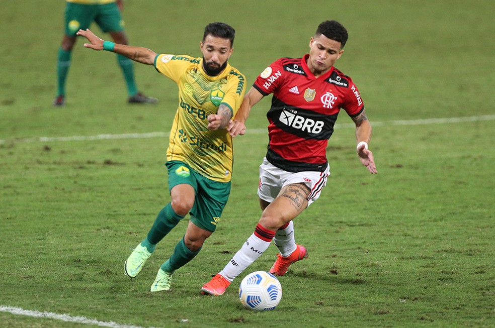 João Gomes disputa a bola em Flamengo x Cuiabá, pelo Brasileiro — Foto: Gil Gomes/AGIF