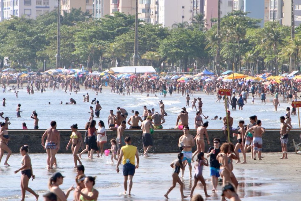 Imagens mostram praias lotadas em Santos, SP — Foto: Vanessa Rodrigues/Jornal A Tribuna