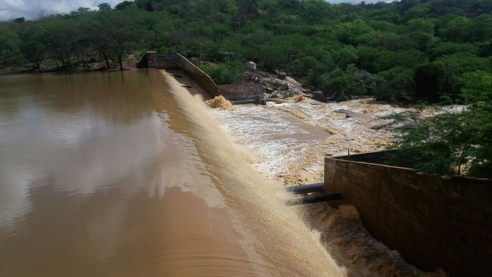 Águas do Açude São José seguem para o Açude de Boqueirão; foto mostra o reservatório sangrando em 2017 — Foto: Guga Leite/Divulgação