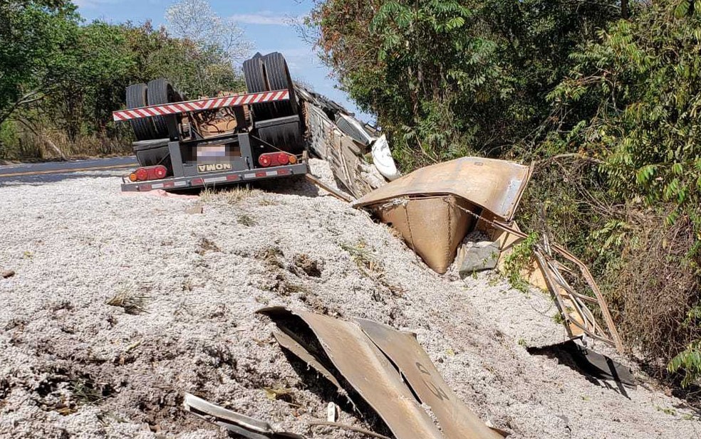 Motorista foi levado para o Hospital Geral do Oeste (HGO). NÃ£o hÃ¡ informaÃ§Ãµes sobre o estado de saÃºde dele.  â Foto: Blog do Braga