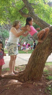 Júlia e Luísa, aprendendo a subir na árvore com a avó Elza