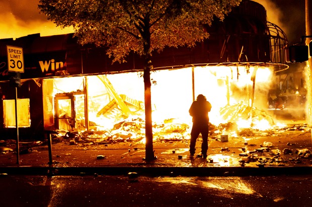 Prédio queimado durante o protesto em Minnesota (Foto: Getty Images)
