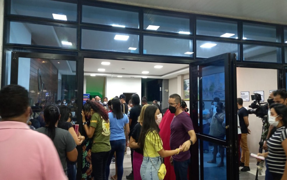 Fãs se reúnem na porta do Hospital Primavera, em Aracaju, após notícia da morte de Paulinha Abelha — Foto: Larissa Gomes
