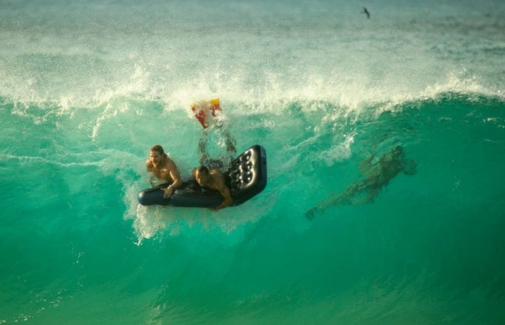 Buday fez o surfe de colchão com o amigo Piu, surfista do Recife — Foto: Chico Bala/Acervo pessoal