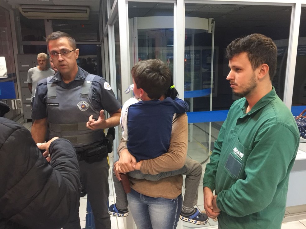"Veio direto me abraçar", conta a mãe do menino que ficou preso em agência bancária de Assis (SP) (Foto: José Luis Chizolini Filho/Divulgação)