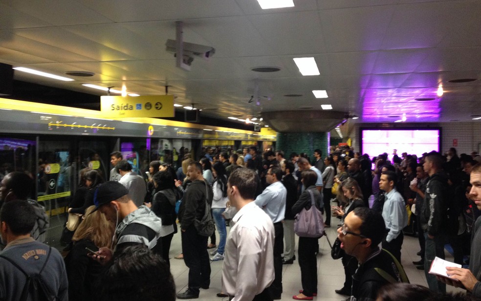 Movimento na estação República do Metrô, por onde passam as linhas Vermelha e Amarela (Foto: Eduardo Carvalho/G1)