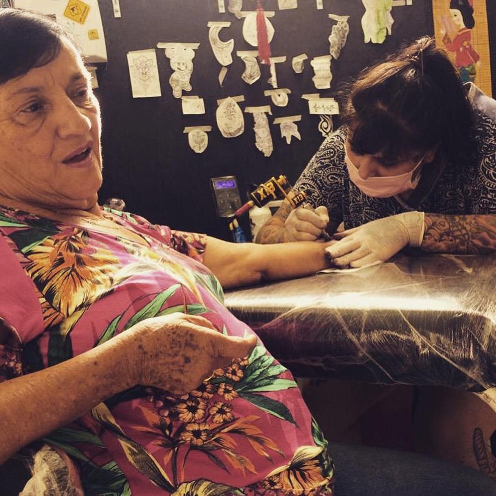 A aposentada de 71 anos fez a primeira tatuagem em um estúdio de Araraquara. — Foto: Amanda Spinelli/Arquivo Pessoal