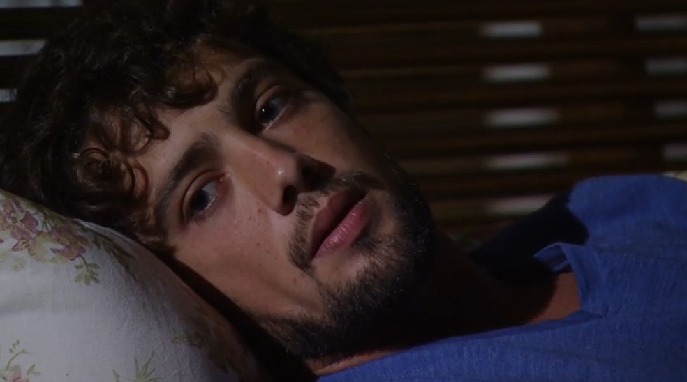 Rodrigo (Rafael Cardoso) fica atordoado pensando em Ana (Fernanda Vasconcellos) em 'A Vida da Gente' — Foto: Globo