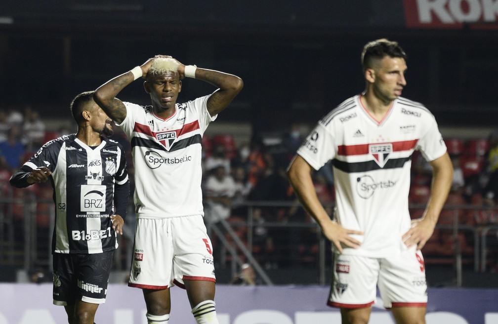 Arboleda e Calleri lamentam dentro da área: São Paulo somou 60 cruzamentos — Foto: Marcos Ribolli