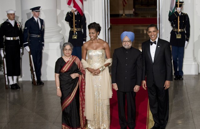 WASHINGTON - NOVEMBER 24:  Prime Minister of India Manmohan Singh (2R) and his wife Gursharan Kaur (L) stand with President Barack Obama (R) and first lady Michelle Obama before a state dinner at the North Portico of the White House November 24, 2009 in W (Foto: Getty Images)