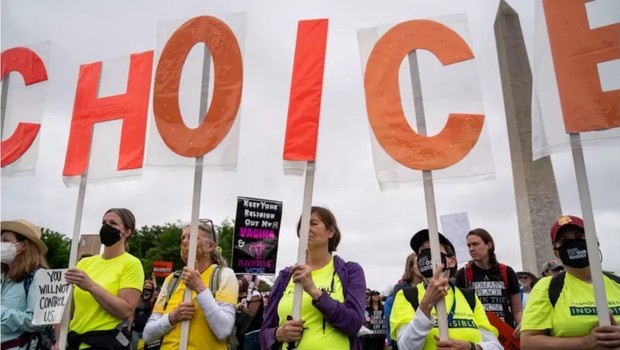 Manifestantes pró-escolha seguram letras que formam a palavra escolha (choice, em inglês) (Foto: GETTY IMAGES via BBC)