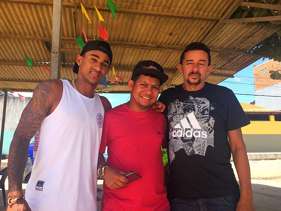 Eduardo com o melhor amigo, Diogo, e o pai (Foto: Viviane Leão/GloboEsporte.com)