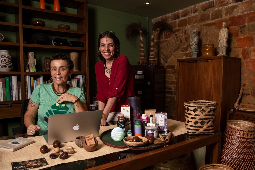 Casadas, as brasileiras Fernanda Stefani e Joziane Alves resolveram expandir sua parceria para o negócio amazônico especializado no desenvolvimento da cadeia de suprimentos de ingredientes exclusivos da floresta fazendo a ponte entre comunidades locais e os clientes internacionais — Foto: Divulgação/Tereza Maciel