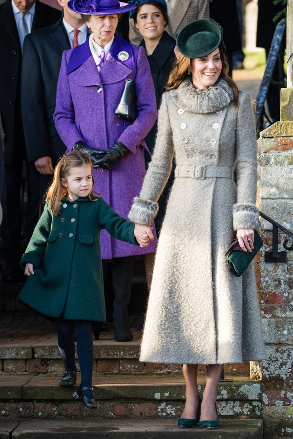 KING'S LYNN, ENGLAND - DECEMBER 25: Catherine, Duchess of Cambridge and Princess Charlotte of Cambridge attend the Christmas Day Church service at Church of St Mary Magdalene on the Sandringham estate on December 25, 2019 in King's Lynn, United Kingdom. ( (Foto: WireImage)