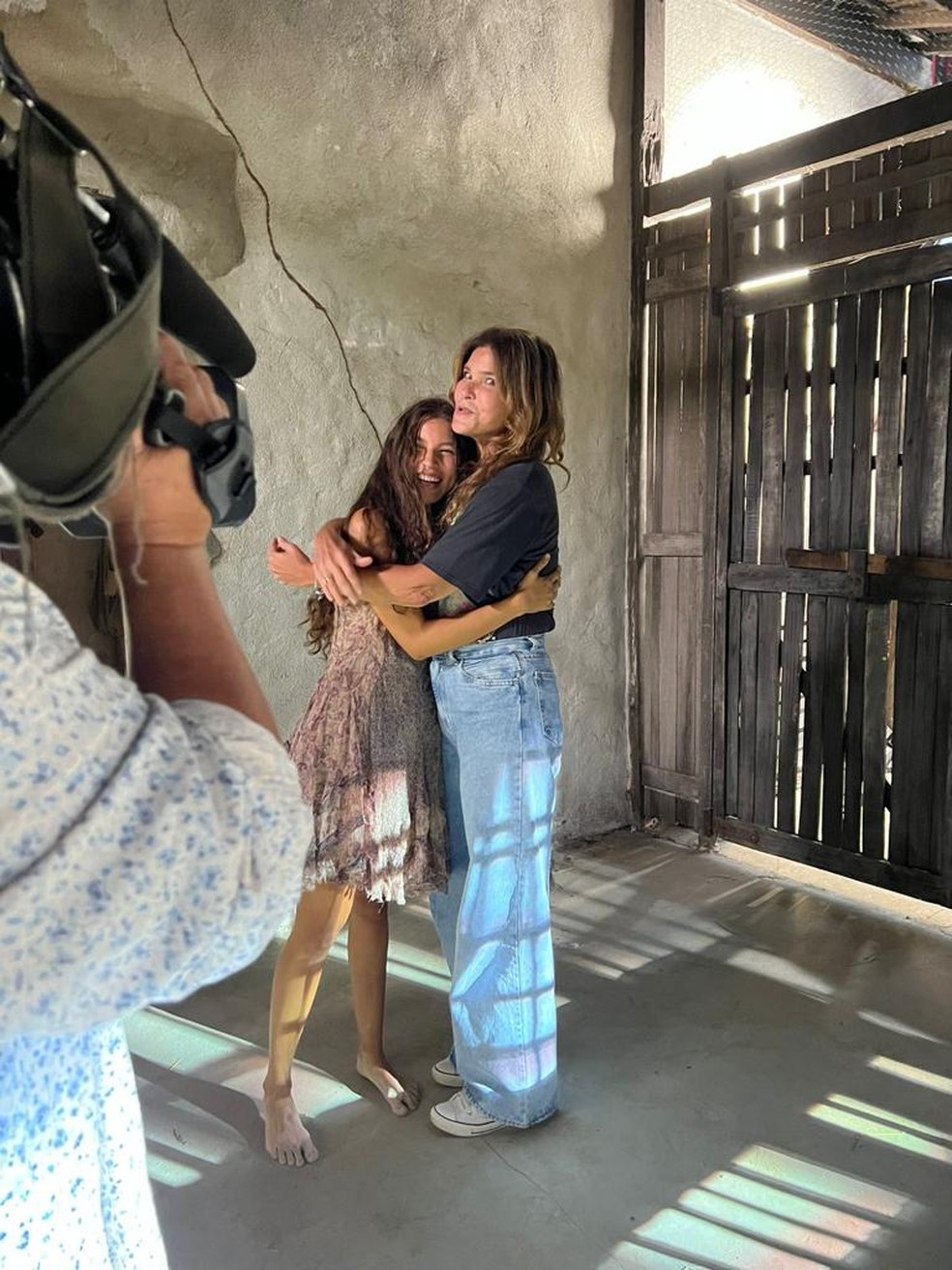 O encontro das atrizes Cristiana Oliveira e Alanis Guillen, respectivamente, as Jumas, da primeira e da nova versão da novela — Foto: Globo