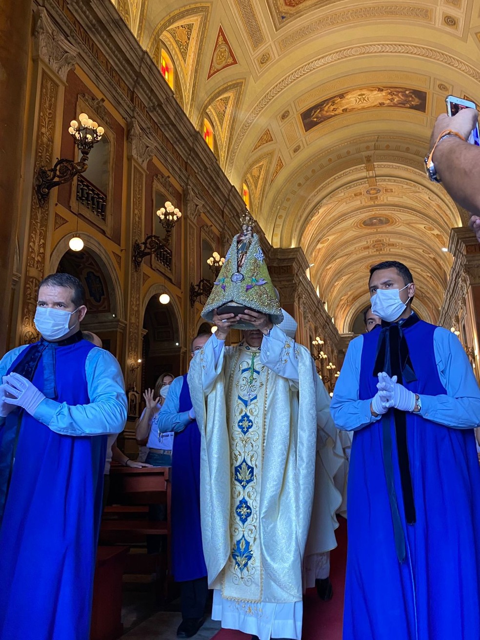 Círio 2021: Imagem de Nossa Senhora de Nazaré deixando a Catedral da Sé antes de sobrevoo sobre Belém — Foto: Brenda Rachit/G1