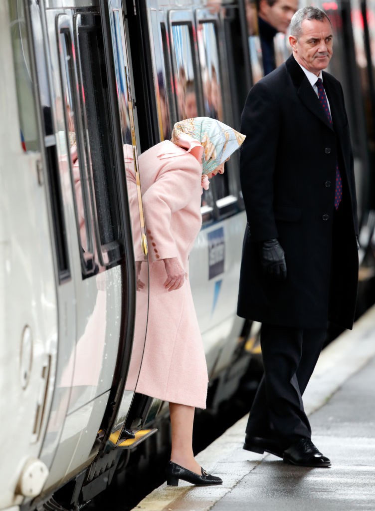 Rainha Elizabeth II deixa o trem em Norfolk (Foto: Getty Images)