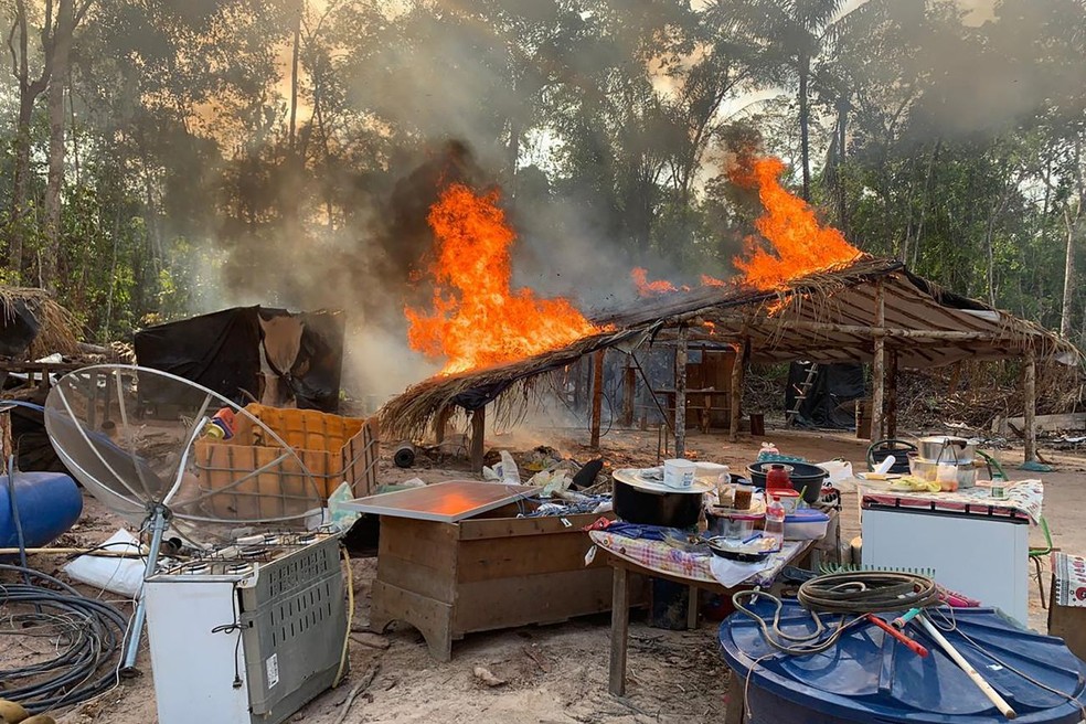 Barraco em área de garimpo ilegal é destruído na Operação Amazônia Viva. — Foto: Reprodução / Semas